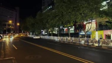 CHONGQING, ÇİN - OKT 2, 2021: Şehir mimarisi ve sokak geceleri otobüsten izleniyor