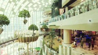 CHONGQING, ÇİN - 2, 2021: Mağazalı alışveriş merkezinin iç görünümü