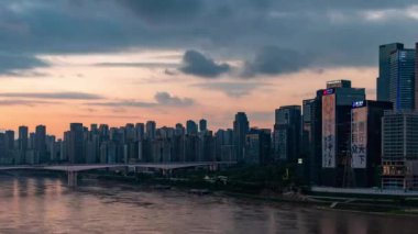 Chongqing şehri zaman çizelgesi Çin 'deki şehir mimarisi ve şehir manzarasının gün batımından gece yarısına kadar.