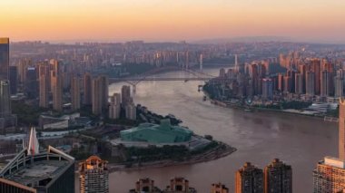 Chongqing şehri zaman çizelgesi Çin 'deki şehir mimarisi ve şehir manzarasının gün batımından gece yarısına kadar.