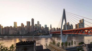 Chongqing şehrinin zaman çizelgesi Çin 'deki şehir mimarisi ve nehir üzerinde köprü manzarası