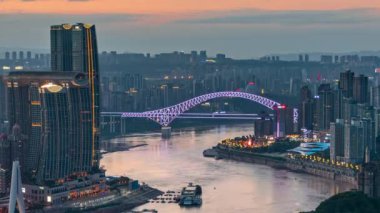 Chongqing şehri zaman çizelgesi Çin 'deki şehir mimarisi ve şehir manzarasının gün batımından gece yarısına kadar.