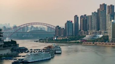 Chongqing şehri zaman çizelgesi Çin 'deki şehir mimarisi ve şehir manzarasının gün batımından gece yarısına kadar.