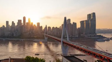 Chongqing şehrinin kentsel mimari manzarası ve Çin 'de gün batımından batımına kadar nehir üzerinde köprü.