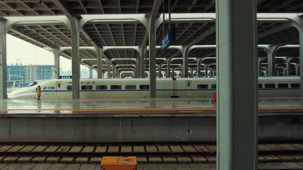 重慶市 2021年10月2日 高鉄電車と旅行者と鉄道駅プラットフォームのインテリアビュー — ストック動画