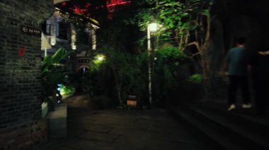 CHONGQING, ÇİN - 2, 2021: gece yarısı eski cadde şehir merkezindeki bar restoranı.
