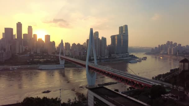 Arquitectura Urbana Ciudad Chongqing Puente Dongshuimen Cruzan Río Por Noche — Vídeo de stock