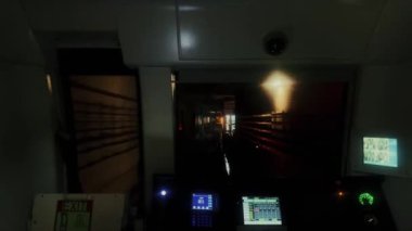 Çin 'in Chongqing şehrindeki metro yolculuğundan bir manzara.