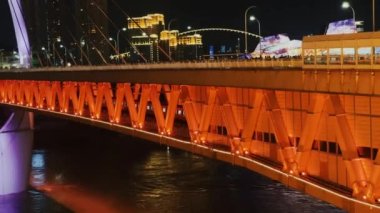 Chongqing şehir mimarisi ve Qiansimen köprüsü gece Çin 'de nehrin karşı kıyısında.