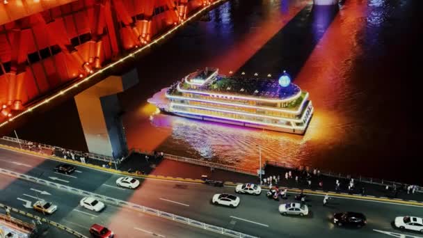 重庆市城市建筑与钱西门大桥在夜间横跨河流 — 图库视频影像
