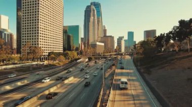 Los Angeles şehir merkezinde modern binalar ve yoğun trafik