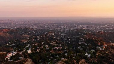 Kaliforniya 'daki Los Angeles' ta günbatımından günbatımına kadar modern binaların zamansal görüntüsü