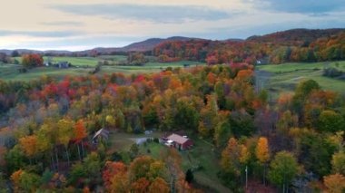 New England 'da sonbahar yapraklı dağın havadan görünüşü ABD 4k