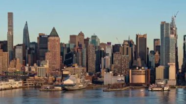 Mimari zaman aşımına uğramış New York şehrinin gökyüzü manzarası