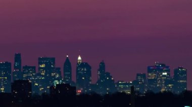 New York şehrinin ufuk çizgisi gündoğumunda mimari zaman aşımına uğruyor.