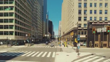 PHILADELPHIA, ABD - 2 Nisan 2021: Sürücünün şehir merkezi manzarası