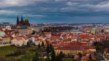 Çek Cumhuriyeti 'nde mimari ve kentsel zaman atlamalı Prag kenti silueti.