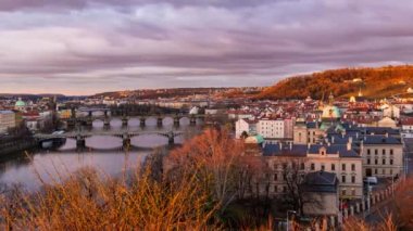 Çek Cumhuriyeti 'nde mimari ve kentsel zaman atlamalı Prag kenti silueti.