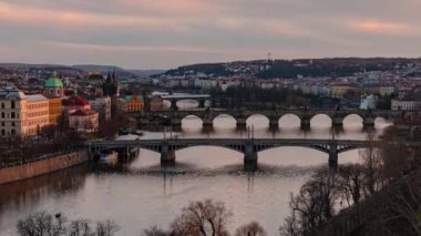 Prag kenti, Çek Cumhuriyeti 'nde ufuk çizgisi mimarisi ve köprü zaman aşımı manzarası.