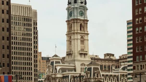 市役所の鐘楼とペンシルベニア州のフィラデルフィアの都市の建物の街の風景とダウンタウンの通りの景色のタイムラプス — ストック動画
