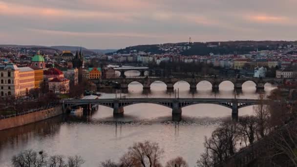 プラハ市内のスカイライン建築と橋のタイムラプスビューチェコ共和国 — ストック動画