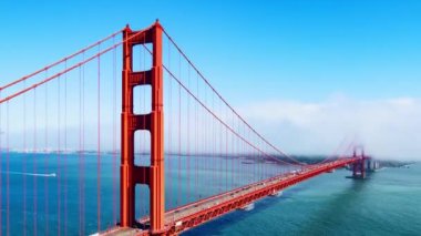 Golden Gate Köprüsü zaman çizelgesi San Francisco 'nun ünlü simgesi olarak gösteriliyor.