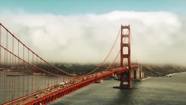 金门大桥作为美国旧金山著名的地标 在浓雾中穿行 — 图库视频影像