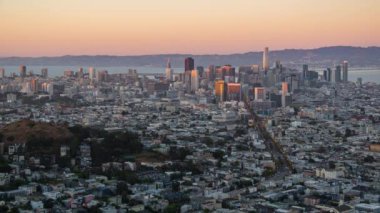 San Francisco şehir merkezindeki iş bölgesinde gökdelenler gün batımından Kaliforniya 'da alacakaranlığa kadar uzanıyor.