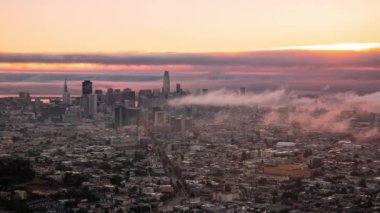 Kaliforniya 'da güneş doğarken gökdelenleri olan San Francisco şehir merkezi iş bölgesi.