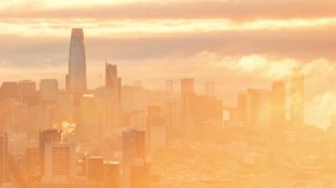 Kaliforniya 'da güneş doğarken gökdelenleri olan San Francisco şehir merkezi iş bölgesi.