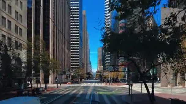 サンフランシスコ エイプリル社2021年2月 高層ビル レストラン 店舗が並ぶダウンタウンのビジネス街の景観 — ストック動画