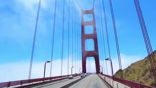 Conducir Puente Golden Gate Con Niebla Pesada Como Famoso Punto — Vídeos de Stock