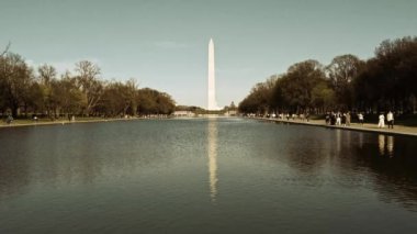 Washington DC 'nin simgesi olarak su üzerindeki Washington Anıtı