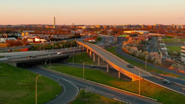 Ciudad Washington Skyline Con Puente Autopista Tráfico — Vídeo de stock