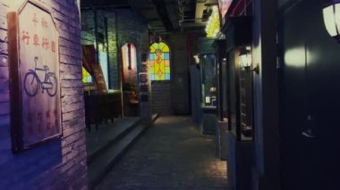 BEIJING, ÇİN - OKT 2, 2021: alışveriş merkezi kompleksinin iç görünümü