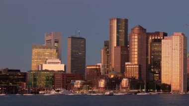 Massachusetts ABD 'deki tarihi mimarilerle Boston şehrinin ufuk çizgisi gündoğumunu hızlandırdı