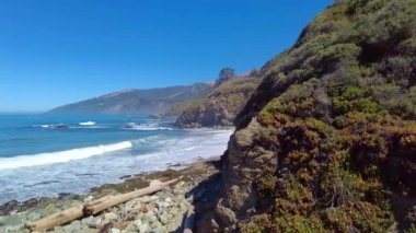 Kaliforniya 'daki Big Sur deniz kıyısı boyunca güzel bir manzara.