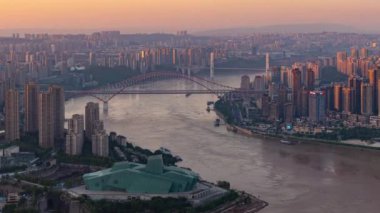 Chongqing şehri zaman çizelgesi Çin 'deki şehir mimarisi ve şehir manzarasının gün batımından gece yarısına kadar.