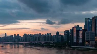 Chongqing şehri zaman çizelgesi Çin 'deki şehir mimarisi ve şehir manzarasının gün batımından gece yarısına kadar.