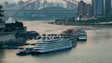 Chongqing şehri zaman çizelgesi Çin 'deki şehir mimarisi ve şehir manzarasının gün batımından gece yarısına kadar.