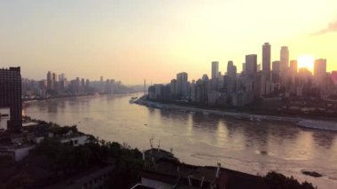 Chongqing şehir manzarası şehir mimarisi ve nehir üzerindeki köprü gün batımından Çin 'de alacakaranlığa kadar.