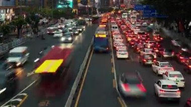 GuANGZHOU, ÇİN - OKT 2, 2021: Trafiğin yoğun olduğu sokak manzaralı ticari alışveriş bölgesi manzarası