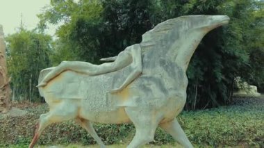 GuANGZHOU, ÇİN - 2, 2021: Liang Mingcheng Heykel Bahçesinde heykel yakın görüntüsü.