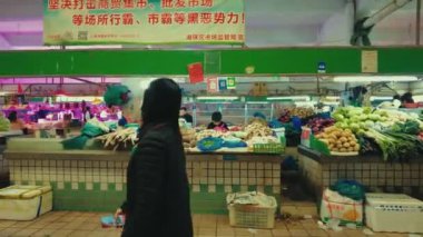 GuANGZHOU, ÇİN - OKT 2, 2021: Kentsel şehir sokak manzarası