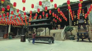 GuANGZHOU, ÇİN - OKT 2, 2021: Kentsel şehir sokak manzarası