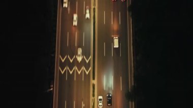 Guangzhou şehir caddesi yoğun bir trafik görüntüsüyle Çin 'de insansız hava aracı görüntüsü