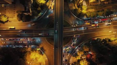 Guangzhou şehir caddesi yoğun bir trafik görüntüsüyle Çin 'de insansız hava aracı görüntüsü