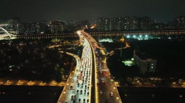 Guangzhou şehir caddesi yoğun bir trafik görüntüsüyle Çin 'de insansız hava aracı görüntüsü