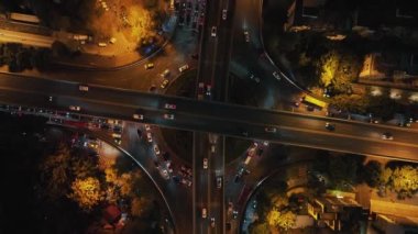 Guangzhou şehir caddesi yoğun bir trafik görüntüsüyle Çin 'de insansız hava aracı görüntüsü