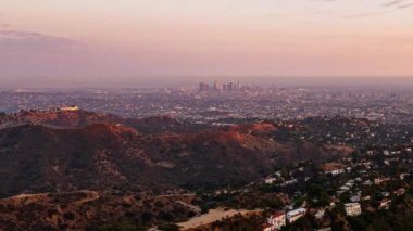 Günbatımından batımına kadar Kaliforniya şehir merkezinde modern gökdelen binalarının panoramik manzarası ve konut evleri
